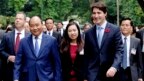 Thủ tướng Canada Justin Trudeau (phải) và Thủ tướng Nguyễn Xuân Phúc tại Hà Nội ngày 8/11/2017.