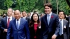 Thủ tướng Canada Justin Trudeau và Thủ tướng Việt Nam Nguyễn Xuân Phúc tại Hà Nội hôm 8/11/17.