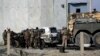 美军和阿富汗安全部队在喀布尔一处自杀袭击现场交谈。（2014年10月13日）
