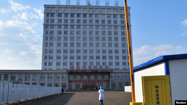位于中国黑龙江省与俄罗斯边境地区的绥芬河市为医治新冠病人把一座办公楼改建为临时医院(2020年4月12日)