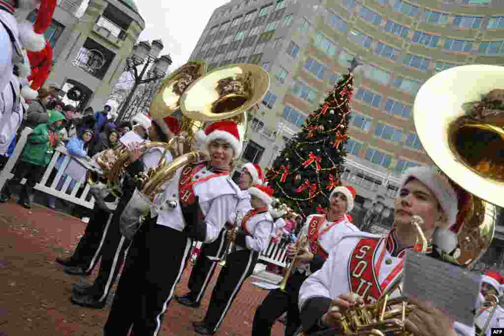 Близится Рождество – пора парадов