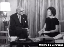 벤저민 스포크 소아과 의사(왼쪽)가 1960년 존 F. 케네디 전 미국 대통령의 부인 재클린 케네디 여사와 대화하고 있다.