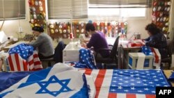 Quốc kỳ Mỹ và Israel tại thị trấn Kfar Saba chuẩn bị cho chuyến thăm sắp tới của Tổng thống Mỹ Barack Obama. Chuyến thăm ba ngày của Tổng thống Obama đến Israel.