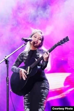 Hình ảnh của Mai Khôi trên sân khấu thường là cùng với cây đàn guitar.