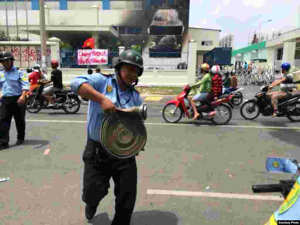 A factory in Binh Duong was set on fire. Banner says &ldquo;We love Vietnam. Please protect our rice bowl.&quot;