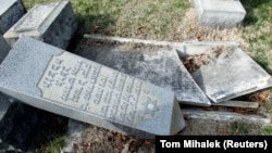 Un cimetière juif vandalisé à Philadelphie le 27 février 2017.