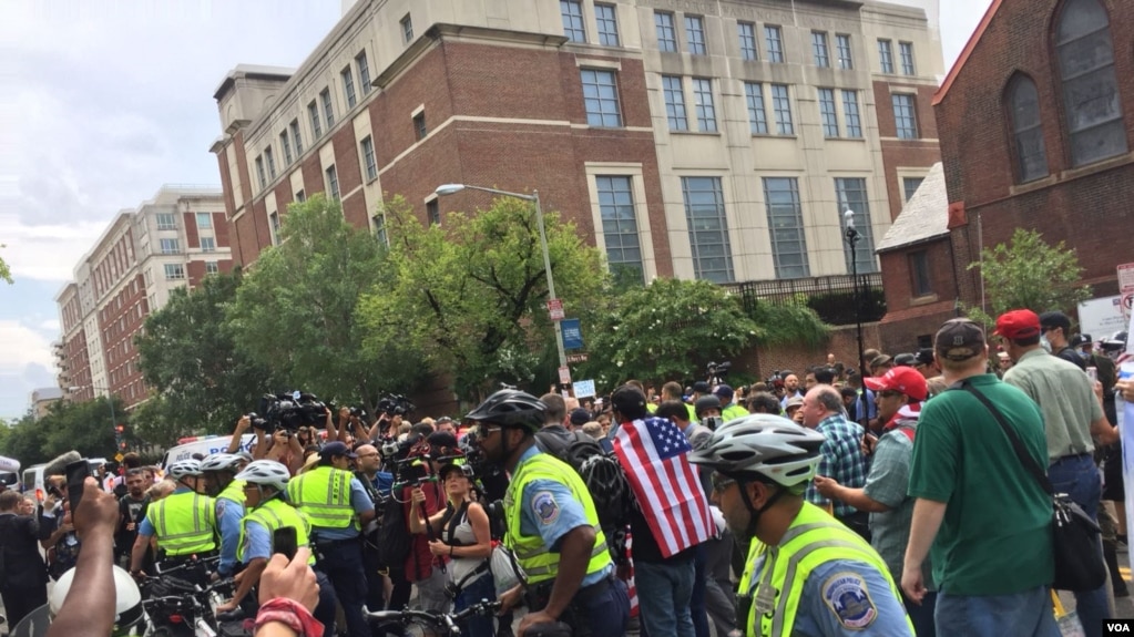 Marchas de ultraderechistas y antifascistas en Washington DC, en el aniversario del mitin de nacionalistas blancos en 2017 que terminÃ³ en violencia en Charlottesville, VA. (Alejandra Arredondo, VOA.)