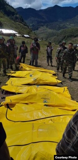 Foto korban penembakan kelompok bersenjata di Nduga, Papua (2/12) ketika dievakuasi pasukan gabungan TNI-Polri. (Foto courtesy: Kapendam VXII Cendrawasih Papua)