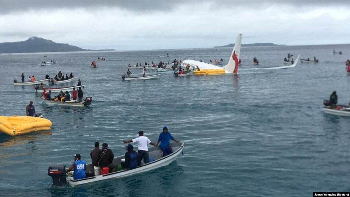 Pesawat Air Niugini Mendarat di Laguna, Mikronesia, Penumpang Selamat 
