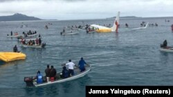 Cảnh giải cứu người từ chuyến bay của Air Niugini gặp nạn ở Micronesia, 28/9/2018