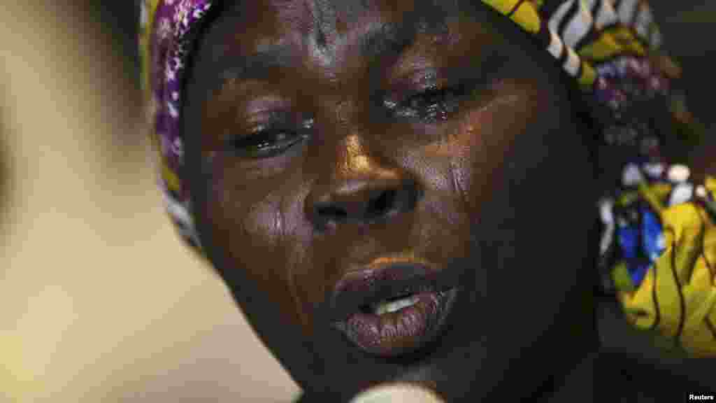 Bitrus Ruth uwar daya daga cikin yara mata fiye da 200 da aka sace a garin Chibok ke nan a taron manema labarai akan yaran da aka yi a Legas 5 ga watan Yuni, 2014.