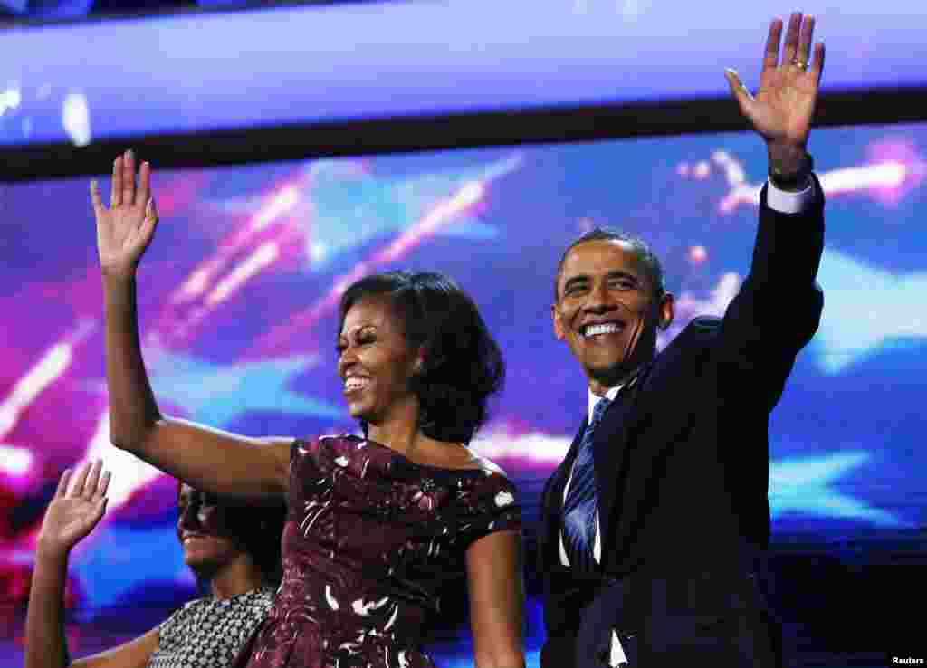 براک اوباما اور خاتون اول ڈیموکریٹک پارٹی کے قومی کنونشن میں ہاتھ ہلاتے ہوئے