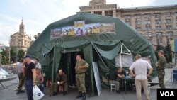 2014年8月11日烏克蘭基輔獨立廣場示威者的帳篷變成烏克蘭軍隊招募站。