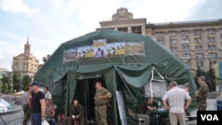 Protester tents are replaced by a Ukrainian Army recruitment tent, Independence Square, Kyiv, Ukraine, Aug. 11, 2014. (Jamie Dettmer/VOA)