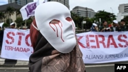 Seorang aktivis berpartisipasi dalam pawai Hari Buruh Internasional di Jakarta, 1 Mei 2019. (Foto: AFP)
