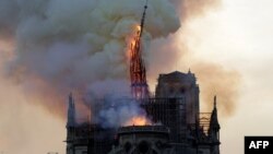 Menara dan puncak gereja Katedral Notre-Dame runtuh dilalap api kebakaran di pusat Kota Paris, 15 April 2019.