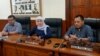 Gubernur Jawa Timur Khofifah Indar Parawansa memberikan keterangan pers di Gedung Negara Grahadi terkait kegiatan belajar-mengajar di Jawa Timur, Minggu 15 Maret 2020. (Foto: Petrus Riski/VOA) 