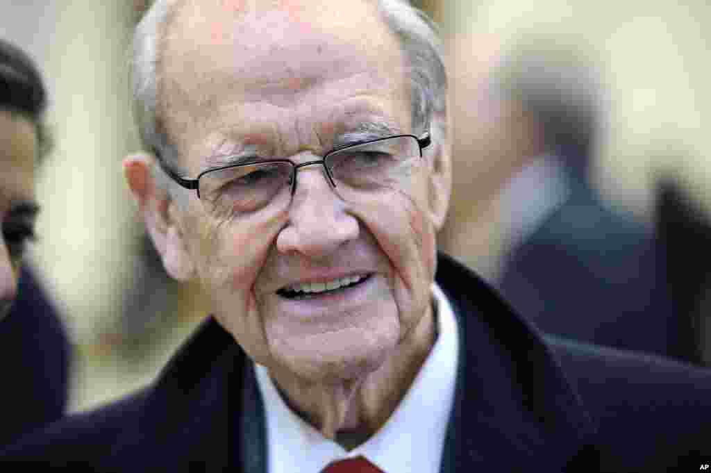 Former Democratic presidential nominee and U.S. Sen. George McGovern arrives for the funeral Mass for R. Sargent Shriver at Our Lady of Mercy Parish in Potomac, Md. (Jan 2011 file photo)