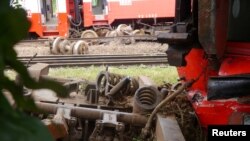 Des voitures, en pièces détachées, du train qui a déraillé à Eseka, sur le parcours entre Douala et Yandoué, Cameroun, 22 octobre 2016.