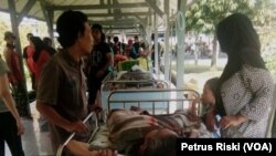 Evakuasi pasien pasca ambruknya atap Paviliun 7 Ruang Syaraf RSAL Dr. Ramelan Surabaya.