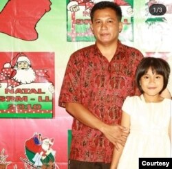 Harry Bonatama Siregar dan putrinya Windy, ketika bertugas di Departemen Security Risk Management PT Freeport Indonesia di Timika, Papua, sebelum tewas dibunuh 7 April 2011. (Foto: Pribadi)