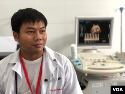 លោក​ សុត សំអូន​ វ័យ​៣០ឆ្នាំ ជា​វេជ្ជបណ្ឌិត​នៅ​មន្ទីរពេទ្យ​បង្អែក​ស្រុកសាមគ្គីរំដួល​ នៅ​ខេត្ត​ស្វាយ​រៀង​ នៅថ្ងៃ​ទី​១២ ខែ​តុលា ឆ្នាំ២០១៩។ (ខាន់​ សុគុំមនោ​/VOA)