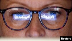 El logo de Facebook reflejado en unos anteojos. Foto de Reuters del 3 de junio de 2018, lugar no especificado.