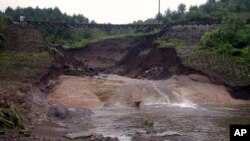 지난 2002년 9월 북한에서 태풍 피해로 철로가 붕괴됐다. (자료사진)