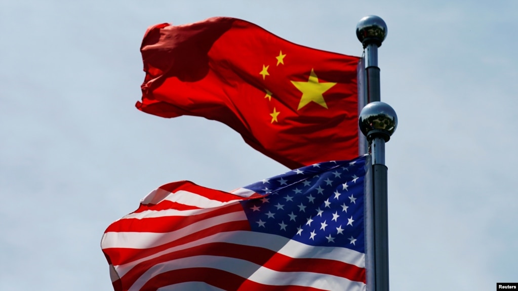 上海外滩飘扬的美国和中国国旗。(photo:VOA)