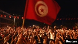 Người biểu tình tụ tập bên ngoài trụ sở Hội đồng lập hiến tại Tunis, ngày 28/7/2013.