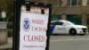 Un cartel anuncia que las oficinas de inmigración están cerradas. La medida fue tomada como parte del plan para reducir el contagio por el coronavirus, antes de la reciente decisión de la Casa Blanca.