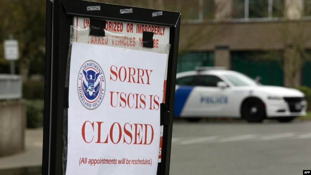 Un cartel anuncia que las oficinas de inmigración están cerradas. La medida fue tomada como parte del plan para reducir el contagio por el coronavirus, antes de la reciente decisión de la Casa Blanca.