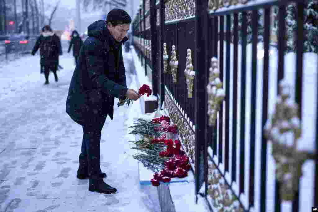 مردی در مقابل سفارت قزاقستان در مسکو یاد قربانیان اعتراضات اخیر قزاقستان را گرامی می دارد (۲۰ دی ۱۴۰۰)