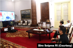 Presiden Jokowi didampingi Mentri PUPR dan Menteri Kesehatan memberikan arahan terkait penanganan bencana banjir dan longsor yang terjadi di NTT dan NTB secara virtual dari Istana Kepresidenan, Jakarta, Selasa (6/4). (Foto: Courtesy/Biro Pers)