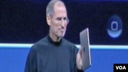 Steve Jobs sa jednim od "magičnih" proizvoda Apple-a