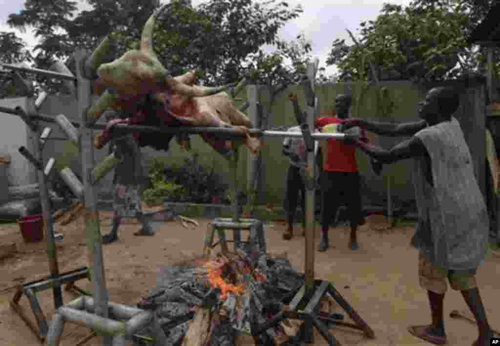 Wani gungun jama’a suna tunawa da rayuwar shugaban kungiyar Biafra Dim Chukwuemeka Ojukwu suna jerin gwano a kan titin Nnewi, Najeriya ranar Larabar 29 ga Fabrairu, 2012. Ana shirin jana’izar shugaban yakin basasan Biafran ranar jumma’a a birnin da ya