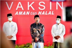 Ketua MUI Jawa Timur Hasan Mutawakkil Alallah menyatakan penggunaan vaksin COVID-19 AstraZeneca halal hukumnya. (Foto: Courtesy/Biro Setpres)