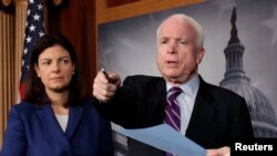 Thượng nghị sĩ John McCain và Kelly Ayotte (trái) nói chuyện tại cuộc họp báo trong thủ đô Washington