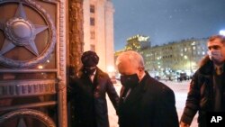 존 설리번(가운데) 러시아 주재 미국 대사가 지난 1월 러시아 외무부 청사에 들어서고 있다. (자료사진)