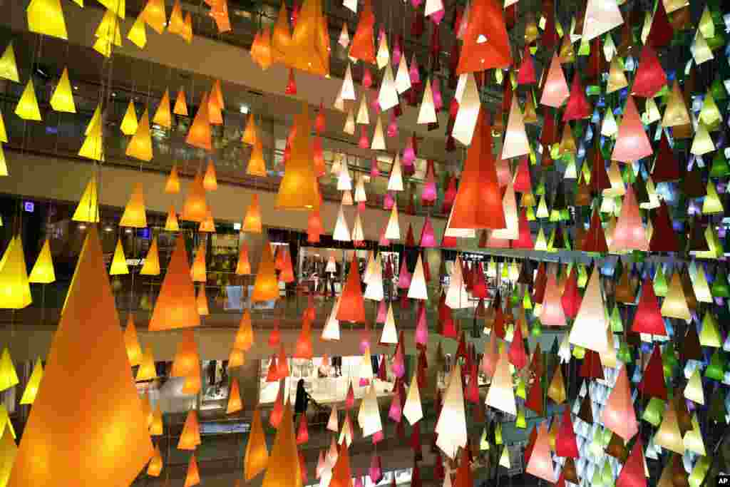 چراغانی و تزئین مرکز خرید اموتساندو با چراغ های رنگارنگ در توکیو