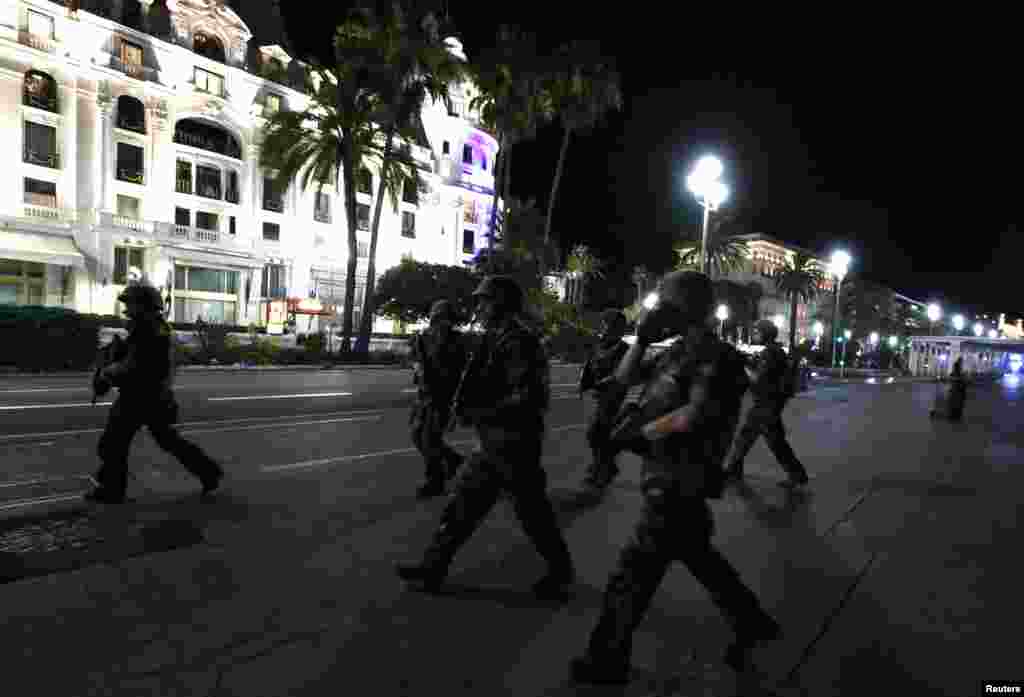 Tentara Perancis berjaga-jaga di lokasi serangan di Nice, Perancis (15/7).&nbsp;(Reuters/Eric Gaillard)