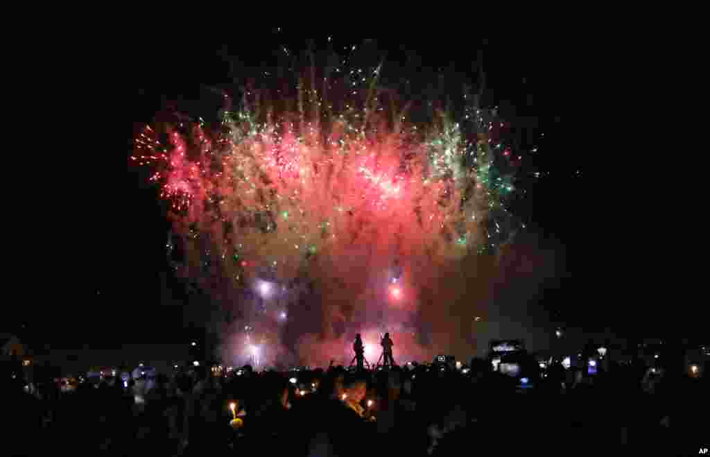 Fireworks lit the sky during King Bhumibol Adulyadej birthday celebrations, in Bangkok. Thailand’s revered King Bhumibol Adulyadej marked his 86th birthday with a call for national unity, but failed to offer guidance on how his polarized nation might find its way out of its bitter political conflicts.