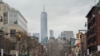 Le World Trade Center s'élève au-dessus d'une septième avenue presque vide dans le West Village le 25 mars 2020 à New York, l'épicentre de l'épidémie américaine. (Photo de Bryan R. Smith / AFP)