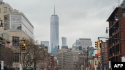 Le World Trade Center s'élève au-dessus d'une septième avenue presque vide dans le West Village le 25 mars 2020 à New York, l'épicentre de l'épidémie américaine. (Photo de Bryan R. Smith / AFP)