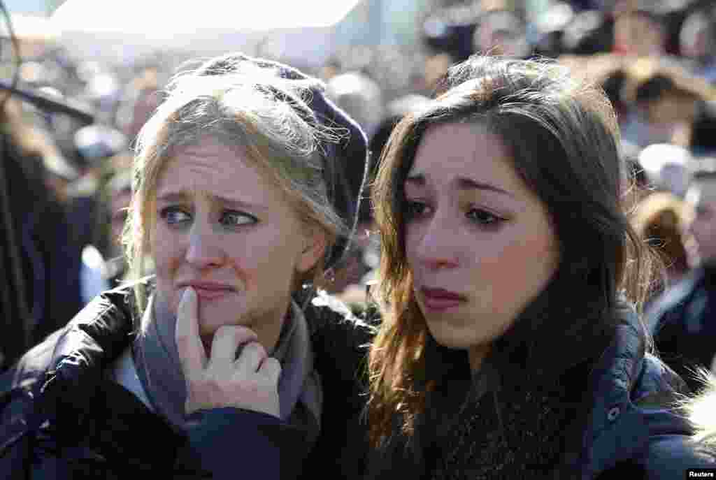 Mourners attend the joint funeral for the victims of Friday's attack on a Paris grocery, in Jerusalem, Jan. 13, 2015. 