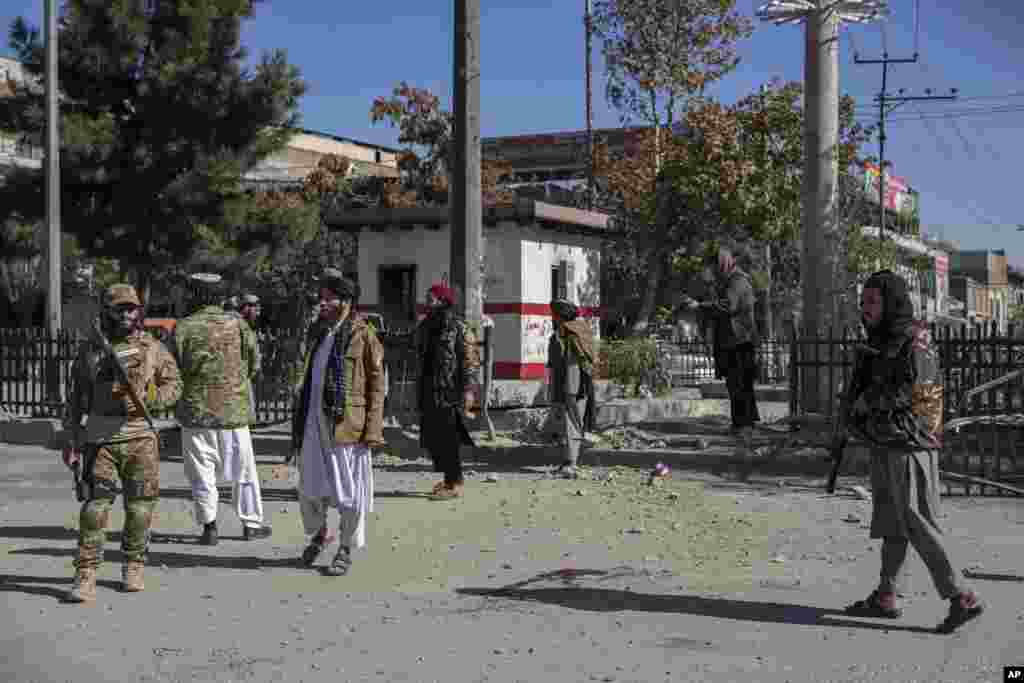 Taliban döyüşçüləri Əfqanıstanın Kabil şəhərində yol kənarına yerləşdirilən bombanın partladığı ərazidə