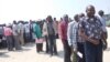 Antigos militares desmobilzados das FAPLA em Namibe durante a sessão de pagamento de indemnizações