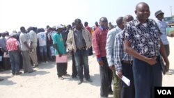 Antigos militares desmobilzados das FAPLA em Namibe durante a sessão de pagamento de indemnizações