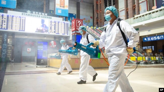 工作人员在北京火车站喷洒消毒剂。（2020年6月18日）