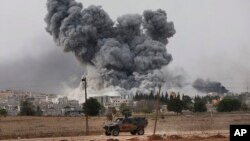 Denso hubo se leva sobre Kobani luego de bombardeos por parte de la coalición liderada por Estados Unidos.